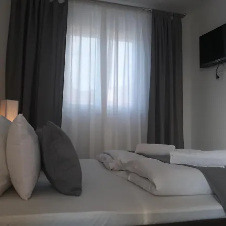 Garfild Pensionat Novi Vinodolski