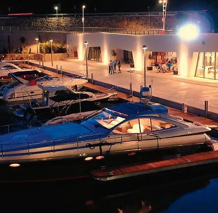 Garfild 4* Novi Vinodolski