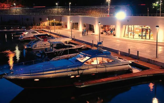 Garfild 4* Novi Vinodolski